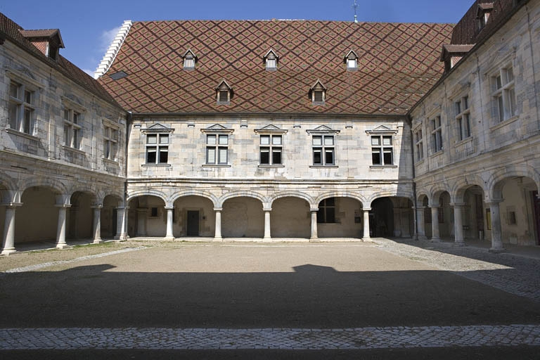 Vue d'ensemble des bâtiments depuis le fond de la cour. © Yves Sancey / Région Bourgogne-Franche-Comté, Inventaire du patrimoine - 2009 Vue d'ensemble des bâtiments depuis le fond de la cour. © Yves Sancey / Région Bourgogne-Franche-Comté, Inventaire du patrimoine - 2009
