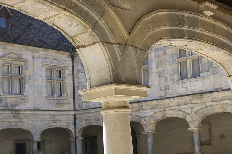 Détail de l'angle sud du portique depuis le nord-ouest. © Yves Sancey / Région Bourgogne-Franche-Comté, Inventaire du patrimoine - 2009 Détail de l'angle sud du portique depuis le nord-ouest. © Yves Sancey / Région Bourgogne-Franche-Comté, Inventaire du patrimoine - 2009