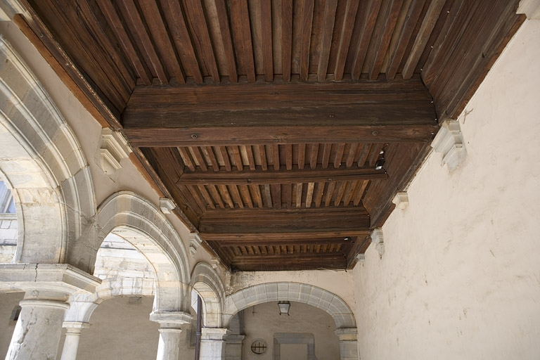 Détail du plafond à la française du portique. © Yves Sancey / Région Bourgogne-Franche-Comté, Inventaire du patrimoine - 2009 Détail du plafond à la française du portique. © Yves Sancey / Région Bourgogne-Franche-Comté, Inventaire du patrimoine - 2009