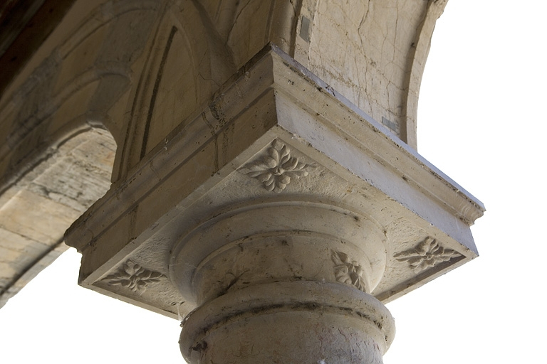 Détail du décor sous le tailloir d'un chapiteau du portiquel. © Yves Sancey / Région Bourgogne-Franche-Comté, Inventaire du patrimoine - 2009 Détail du décor sous le tailloir d'un chapiteau du portiquel. © Yves Sancey / Région Bourgogne-Franche-Comté, Inventaire du patrimoine - 2009