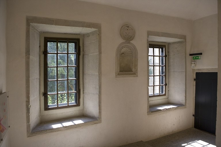 Escalier : fenêtres et niche du premier palier. © Yves Sancey / Région Bourgogne-Franche-Comté, Inventaire du patrimoine - 2009 Escalier : fenêtres et niche du premier palier. © Yves Sancey / Région Bourgogne-Franche-Comté, Inventaire du patrimoine - 2009