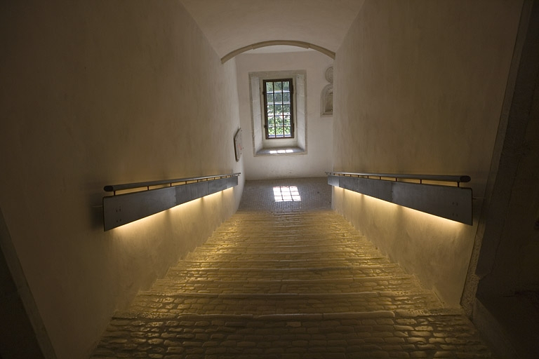 Escalier : deuxième volée depuis l'entrée de la galerie. © Yves Sancey / Région Bourgogne-Franche-Comté, Inventaire du patrimoine - 2009 Escalier : deuxième volée depuis l'entrée de la galerie. © Yves Sancey / Région Bourgogne-Franche-Comté, Inventaire du patrimoine - 2009