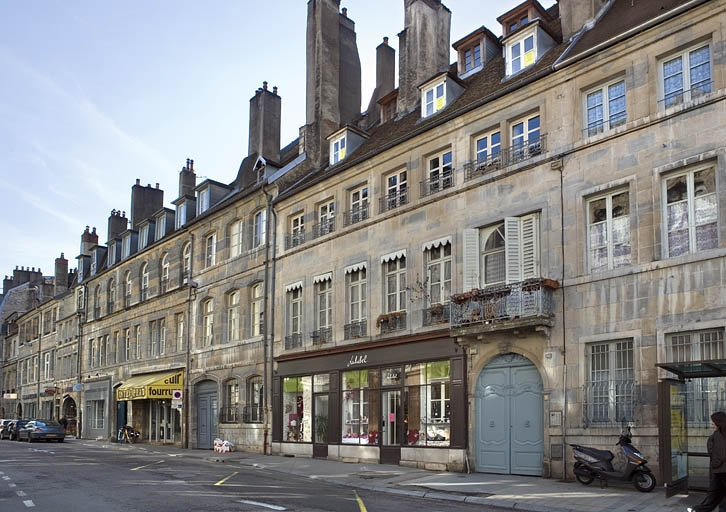 Vue d'ensemble de la façade sur rue, de trois quarts droit. © Yves Sancey / Région Bourgogne-Franche-Comté, Inventaire du patrimoine - 2009