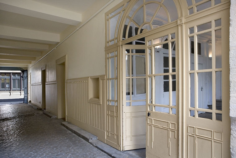 Entrée du vestibule depuis le passage cocher. © Yves Sancey / Région Bourgogne-Franche-Comté, Inventaire du patrimoine - 2009