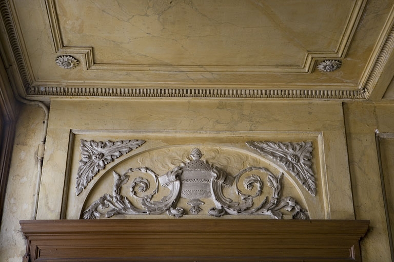 Hôtel en fond de cour, escalier : détail du décor en stuc du dessus de porte, à droite du palier. © Yves Sancey / Région Bourgogne-Franche-Comté, Inventaire du patrimoine - 2009