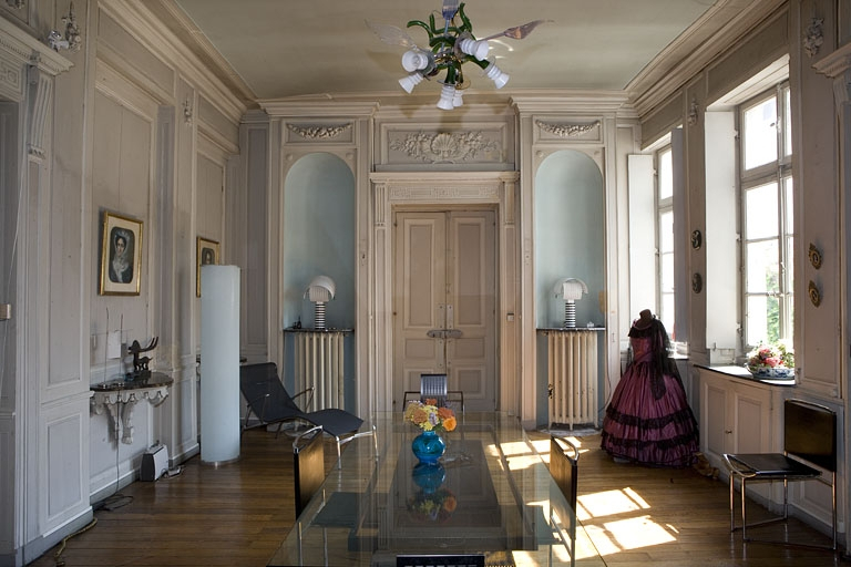 Hôtel en fond de cour, antichambre : vue d'ensemble depuis l'entrée du grand salon. © Yves Sancey / Région Bourgogne-Franche-Comté, Inventaire du patrimoine - 2009