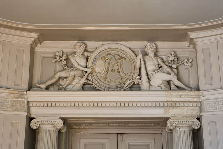 Hôtel en fond de cour, antichambre : détail du dessus de la porte menant au grand salon. © Yves Sancey / Région Bourgogne-Franche-Comté, Inventaire du patrimoine - 2009