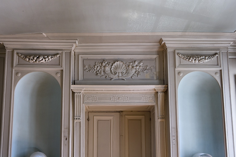 Hôtel en fond de cour, antichambre : décor du dessus de porte et des deux niches sur le mur du fond. © Yves Sancey / Région Bourgogne-Franche-Comté, Inventaire du patrimoine - 2009