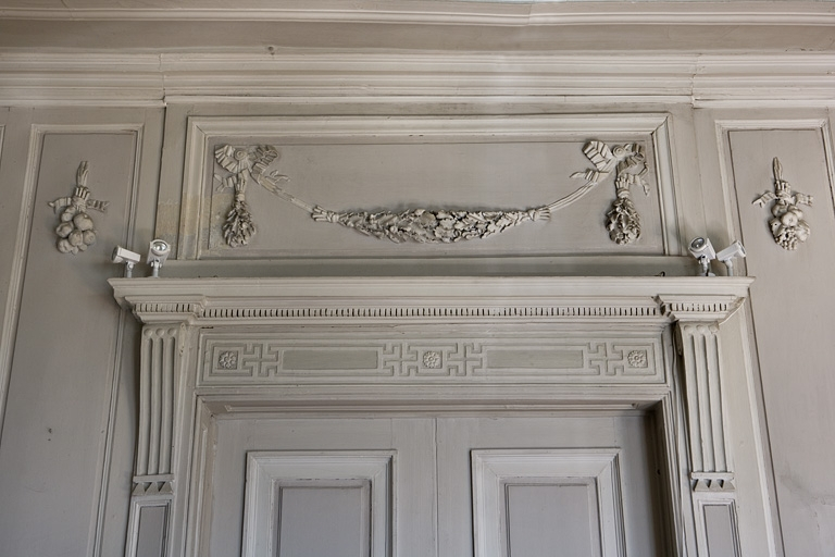 Hôtel en fond de cour, antichambre : décor du dessus d'une fausse-porte. © Yves Sancey / Région Bourgogne-Franche-Comté, Inventaire du patrimoine - 2009