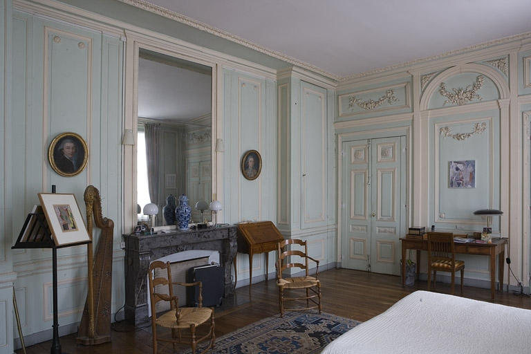 Hôtel en fond de cour, chambre à droite de l'antichambre (ancien petit salon) : vue d'ensemble depuis l'entrée, de trois quarts droit. © Yves Sancey / Région Bourgogne-Franche-Comté, Inventaire du patrimoine - 2009