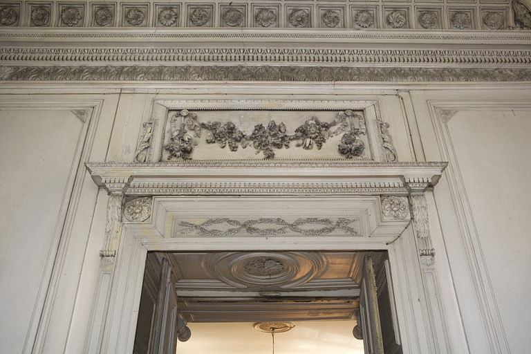 Hôtel en fond de cour, grand salon : détail du dessus de porte, côté antichambre. © Yves Sancey / Région Bourgogne-Franche-Comté, Inventaire du patrimoine - 2009