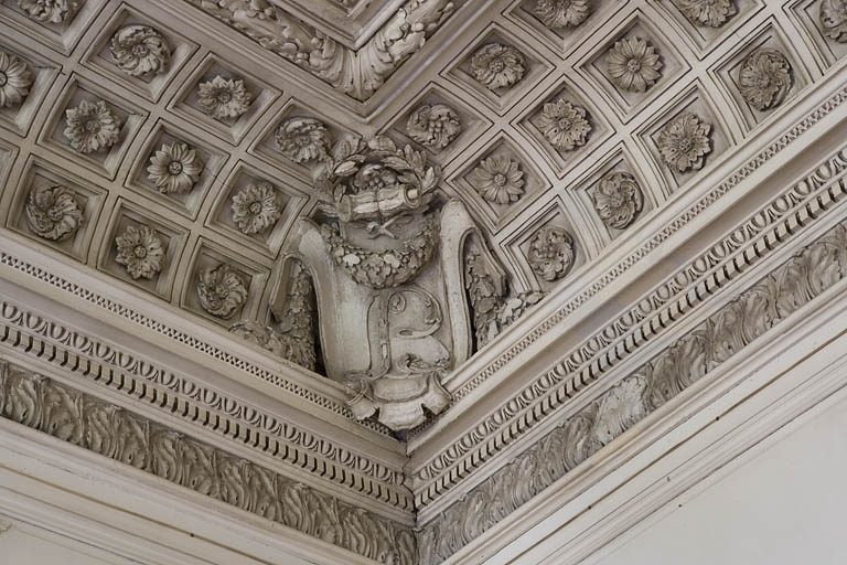 Hôtel en fond de cour, grand salon : détail d'un angle du plafond portant le monogramme B. © Yves Sancey / Région Bourgogne-Franche-Comté, Inventaire du patrimoine - 2009