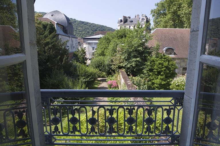 Hôtel en fond de cour : vue du jardin depuis le premier étage, avec le garde-corps de la fenêtre. © Yves Sancey / Région Bourgogne-Franche-Comté, Inventaire du patrimoine - 2009
