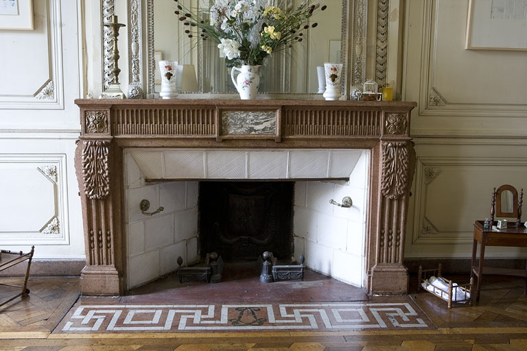 Hôtel en fond de cour : vue d'ensemble de la cheminée du grand salon. © Yves Sancey / Région Bourgogne-Franche-Comté, Inventaire du patrimoine - 2009