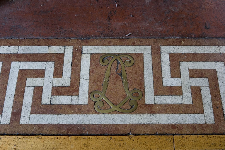 Hôtel en fond de cour : détail central de la dalle de foyer de la cheminée du grand salon. © Yves Sancey / Région Bourgogne-Franche-Comté, Inventaire du patrimoine - 2009