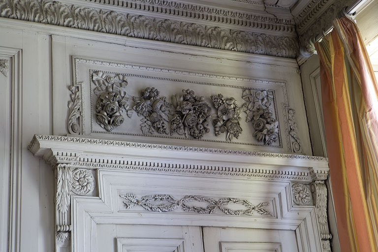 Hôtel en fond de cour : détail du dessus de porte entre le grand salon et la chambre. © Yves Sancey / Région Bourgogne-Franche-Comté, Inventaire du patrimoine - 2009