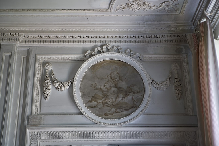 Hôtel en fond de cour, chambre : détail du médaillon peint en grisaille au-dessus de la porte donnant accès au boudoir. © Yves Sancey / Région Bourgogne-Franche-Comté, Inventaire du patrimoine - 2009