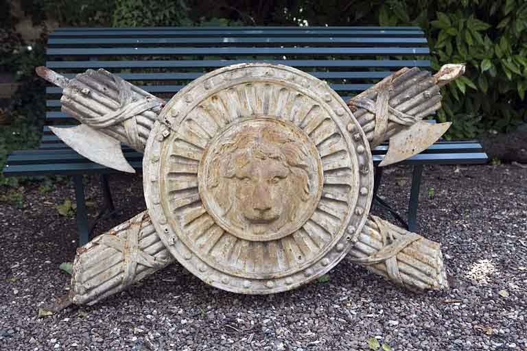 Hôtel en fond de cour : décor en tôle repoussée déposé, ornant auparavant la façade postérieure, vue de face. © Yves Sancey / Région Bourgogne-Franche-Comté, Inventaire du patrimoine - 2009
