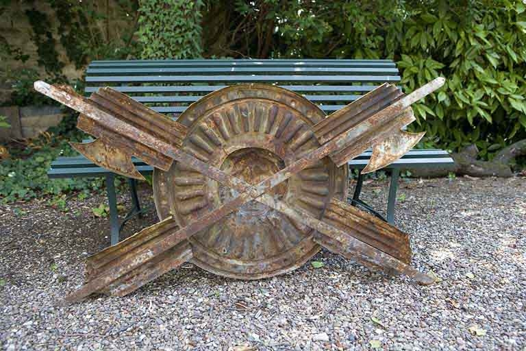 Hôtel en fond de cour : revers du décor en tôle repoussée déposé, ornant auparavant la façade postérieure. © Yves Sancey / Région Bourgogne-Franche-Comté, Inventaire du patrimoine - 2009