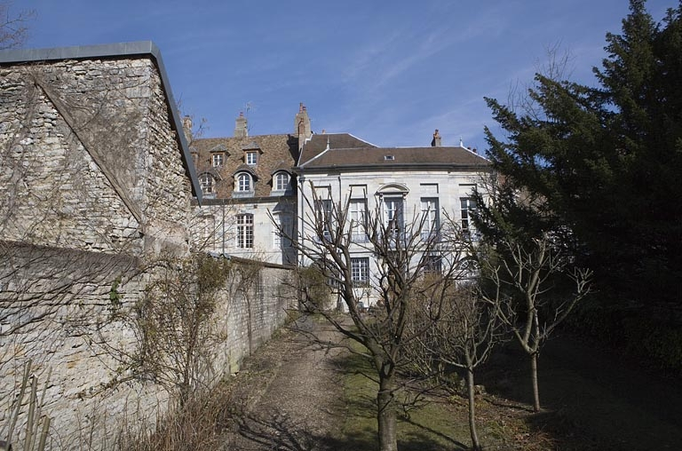 Hôtel en fond de cour : vue d'ensemble du jardin et de la façade postérieure depuis la place du théatre. © Yves Sancey / Région Bourgogne-Franche-Comté, Inventaire du patrimoine - 2009
