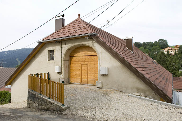 Façacade latérale gauche et le pont de l'ancienne grange, rue du Châtelet. © Jérôme Mongreville / Région Bourgogne-Franche-Comté, Inventaire du patrimoine - 2009