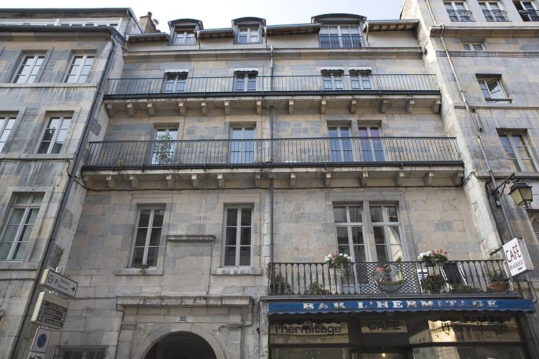 Partie centrale de la façade sur rue, de face. © Yves Sancey / Région Bourgogne-Franche-Comté, Inventaire du patrimoine - 2009