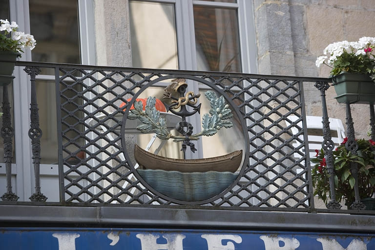 Détail du décor en médaillon au centre du balcon. © Yves Sancey / Région Bourgogne-Franche-Comté, Inventaire du patrimoine - 2009