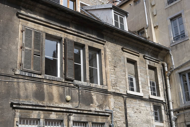 Aile sur cour, détail des fenêtres du premier étage. © Yves Sancey / Région Bourgogne-Franche-Comté, Inventaire du patrimoine - 2009