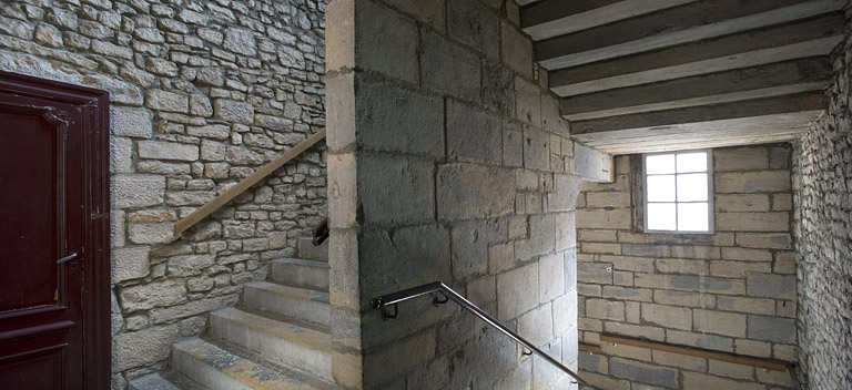 Détail de l'escalier principal en maçonnerie, avec la fenêtre éclairant la cage. © Yves Sancey / Région Bourgogne-Franche-Comté, Inventaire du patrimoine - 2009
