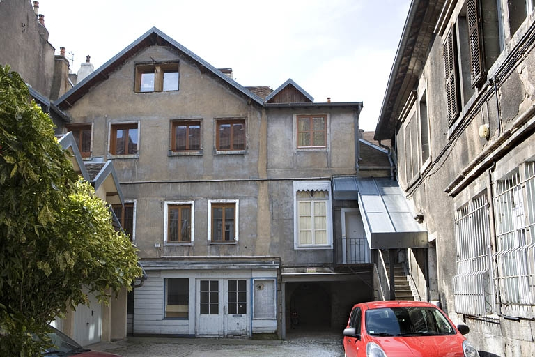 Vue d'ensemble des bâtiments en fond de cour. © Yves Sancey / Région Bourgogne-Franche-Comté, Inventaire du patrimoine - 2009