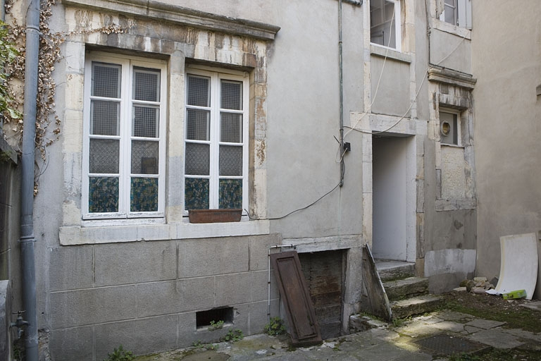 Façade postérieure du logis principal sur rue, partie droite : détail des fenêtres du rez-de-chaussée. © Yves Sancey / Région Bourgogne-Franche-Comté, Inventaire du patrimoine - 2009