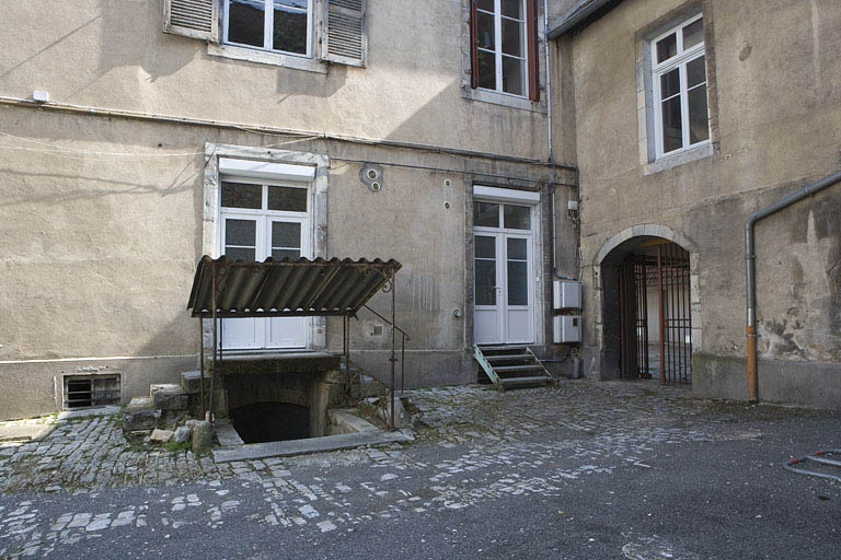 Cour secondaire donnant rue Ronchaux : détail d'une entrée de cave. © Yves Sancey / Région Bourgogne-Franche-Comté, Inventaire du patrimoine - 2009