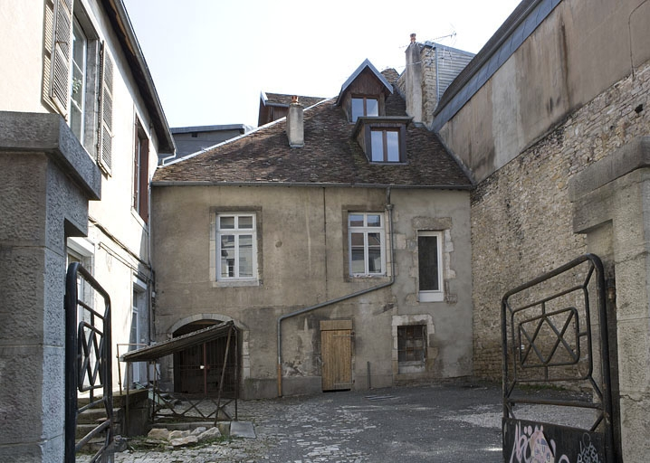Vue d'ensemble de la cour secondaire donnant rue Ronchaux. © Yves Sancey / Région Bourgogne-Franche-Comté, Inventaire du patrimoine - 2009