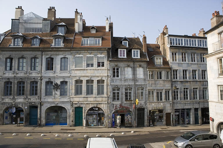 Vue d'ensemble dans l'alignement de la rue, depuis le fond de la place Victor Hugo. © Yves Sancey / Région Bourgogne-Franche-Comté, Inventaire du patrimoine - 2009