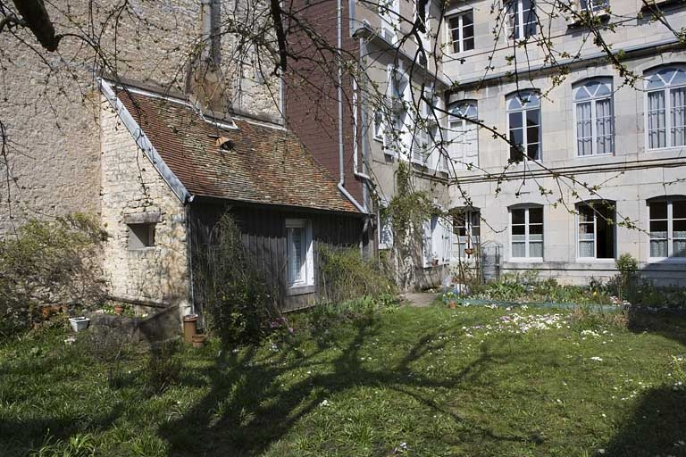 Détail de l'édicule adossé (buanderie ?) contre le mur droit du jardin. © Yves Sancey / Région Bourgogne-Franche-Comté, Inventaire du patrimoine - 2009