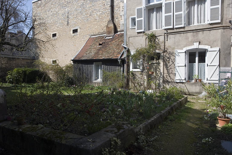 Vue d'une partie du jardin depuis l'entrée. © Yves Sancey / Région Bourgogne-Franche-Comté, Inventaire du patrimoine - 2009