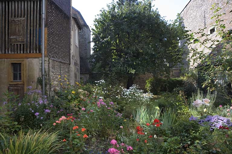 Vue du jardin, de face. © Yves Sancey / Région Bourgogne-Franche-Comté, Inventaire du patrimoine - 2009