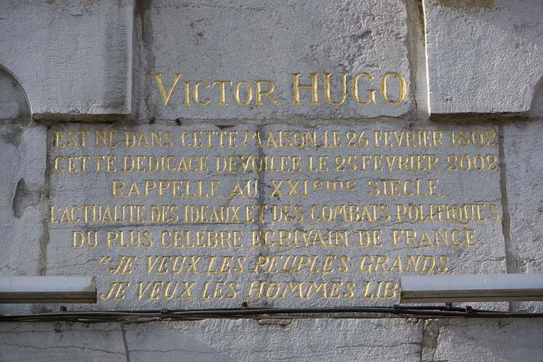 Façade sur rue : détail de l'inscription sous la plaque commémorative dédiée à Victor Hugo. © Yves Sancey / Région Bourgogne-Franche-Comté, Inventaire du patrimoine - 2009