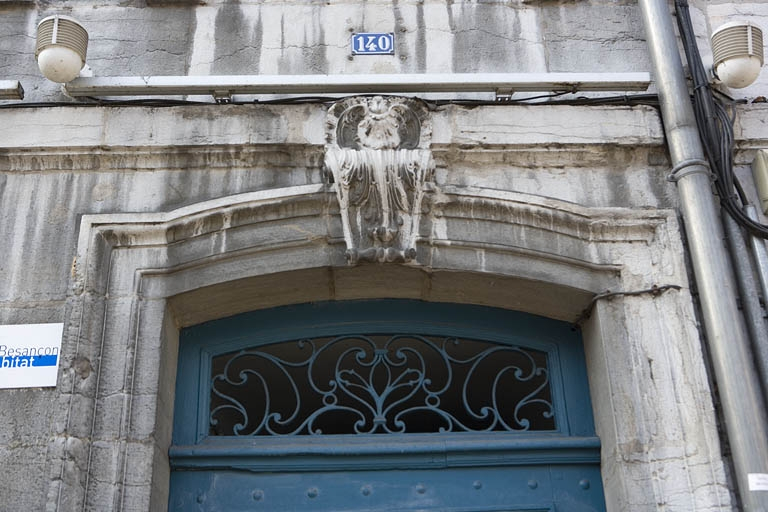 Façade sur rue : détail de la partie supérieure de la porte d'entrée. © Yves Sancey / Région Bourgogne-Franche-Comté, Inventaire du patrimoine - 2009