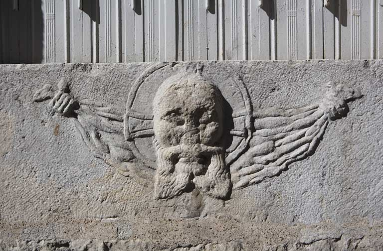 Façade latérale gauche : détail du bas-relief représentant une tête de Christ sur un linge. © Yves Sancey / Région Bourgogne-Franche-Comté, Inventaire du patrimoine - 2009