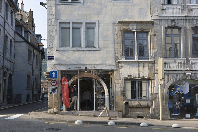Détail du rez-de-chaussée et du premier étage de la façade sur la Grande Rue. © Yves Sancey / Région Bourgogne-Franche-Comté, Inventaire du patrimoine - 2009