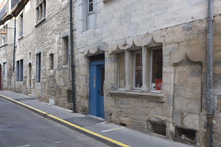 Rue Renan, détail du rez-de-chaussée, de trois quarts droit. © Yves Sancey / Région Bourgogne-Franche-Comté, Inventaire du patrimoine - 2009