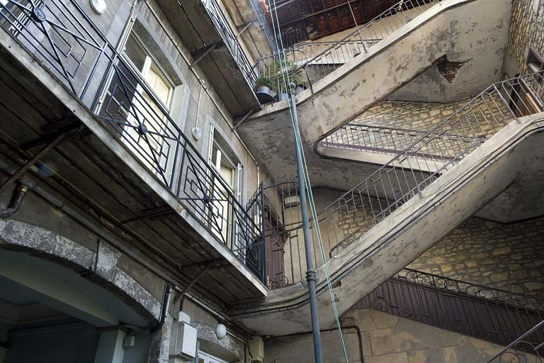 Détail de l'escalier à cage ouverte et d'une coursière sur la façade postérieure du logis principal. © Yves Sancey / Région Bourgogne-Franche-Comté, Inventaire du patrimoine - 2009