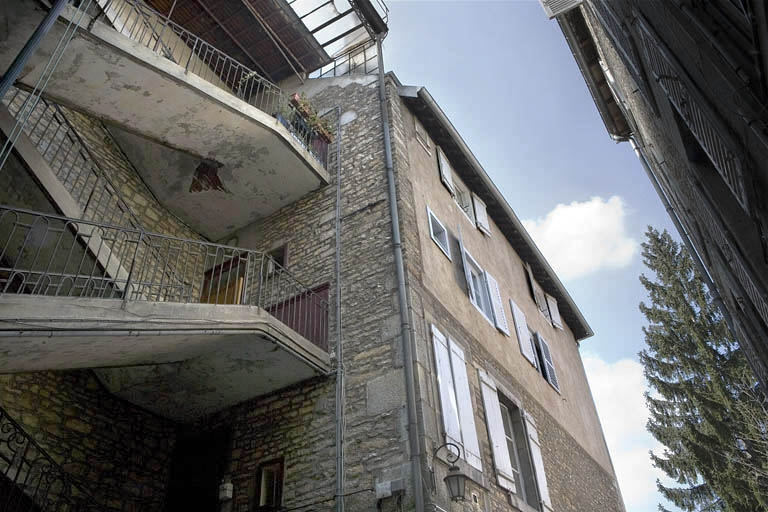 Détail de l'escalier à cage ouverte et de l'aile gauche. © Yves Sancey / Région Bourgogne-Franche-Comté, Inventaire du patrimoine - 2009