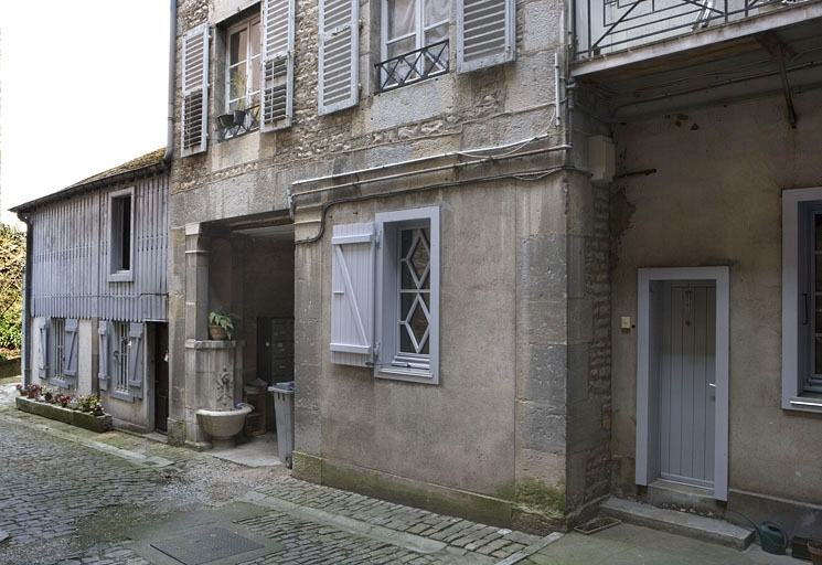 Détail du rez-de-chaussée de l'aile droite. © Yves Sancey / Région Bourgogne-Franche-Comté, Inventaire du patrimoine - 2009