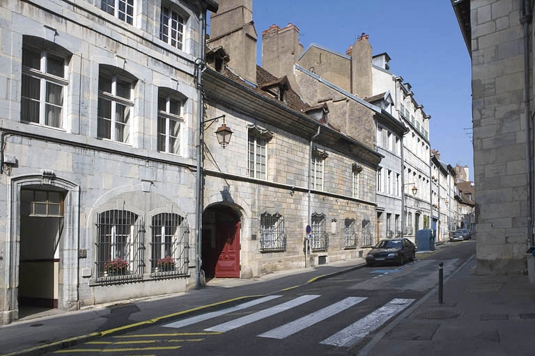 Vue d'ensemble dans l'alignement de la rue, de trois quarts gauche. © Yves Sancey / Région Bourgogne-Franche-Comté, Inventaire du patrimoine - 2009