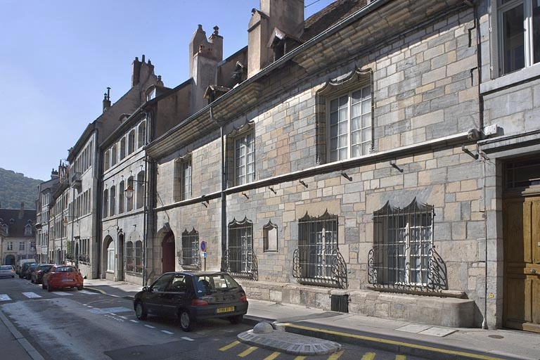 Vue d'ensemble de la façade sur rue, de trois quarts droit. © Yves Sancey / Région Bourgogne-Franche-Comté, Inventaire du patrimoine - 2009