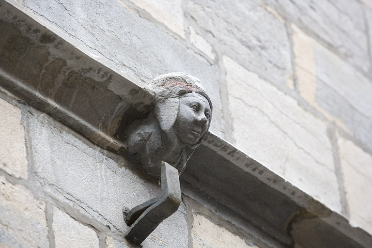 Façade sur rue : détail d'une tête de femme sur le bandeau d'appui, de trois quarts gauche. © Yves Sancey / Région Bourgogne-Franche-Comté, Inventaire du patrimoine - 2009