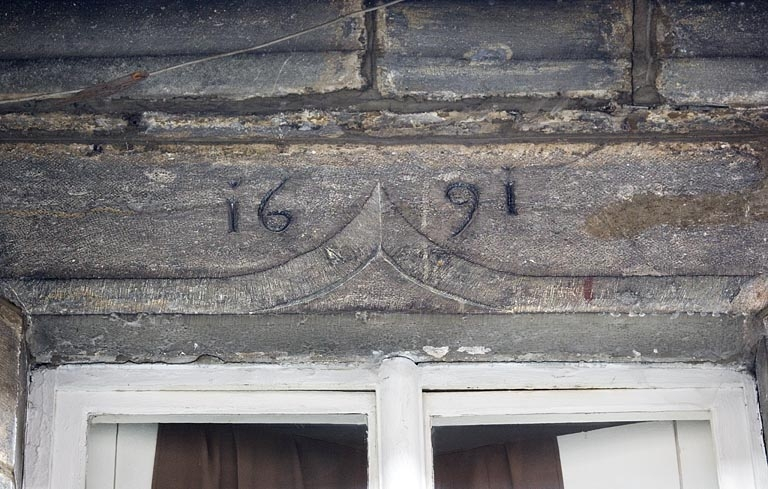 Logis secondaire : détail de la date 1691 sur une fenêtre du premier étage. © Yves Sancey / Région Bourgogne-Franche-Comté, Inventaire du patrimoine - 2009