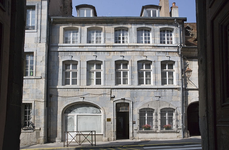 Vue d'ensemble du logis sur rue, de face. © Yves Sancey / Région Bourgogne-Franche-Comté, Inventaire du patrimoine - 2009